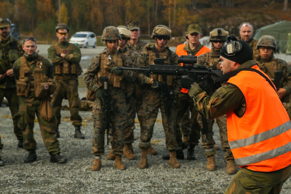 Norwegian Home Guard trains U.S. Marines on Weapons