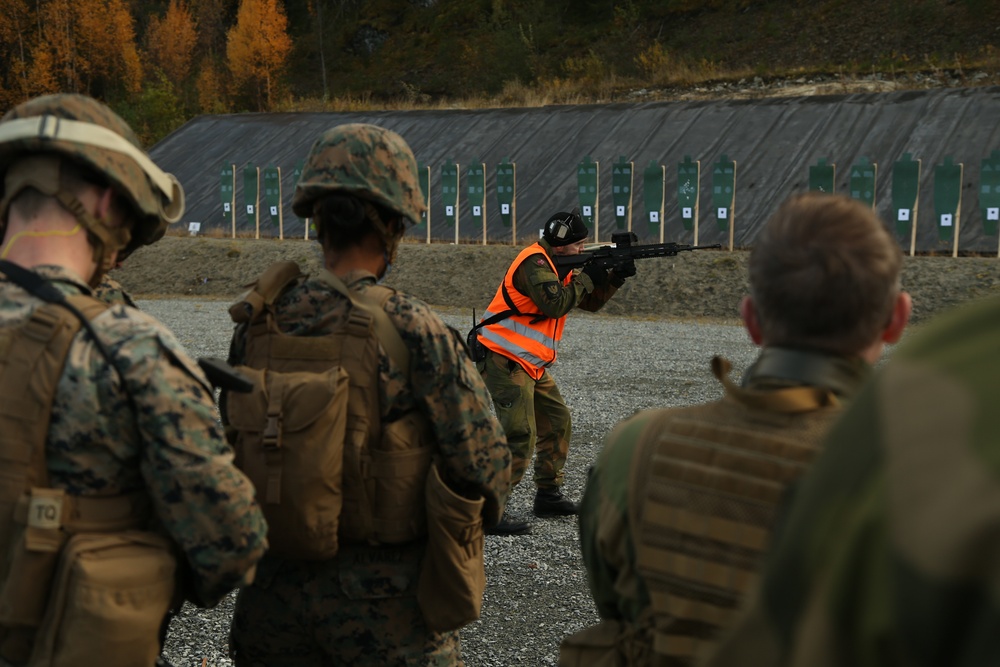 Norwegian Home Guard trains U.S. Marines on Weapons