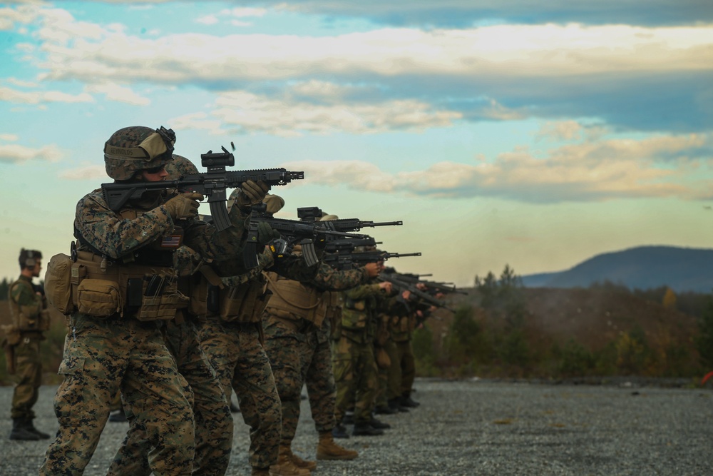 Norwegian Home Guard trains U.S. Marines on Weapons