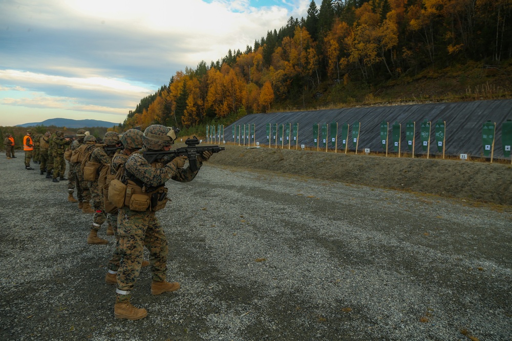 Norwegian Home Guard trains U.S. Marines on Weapons