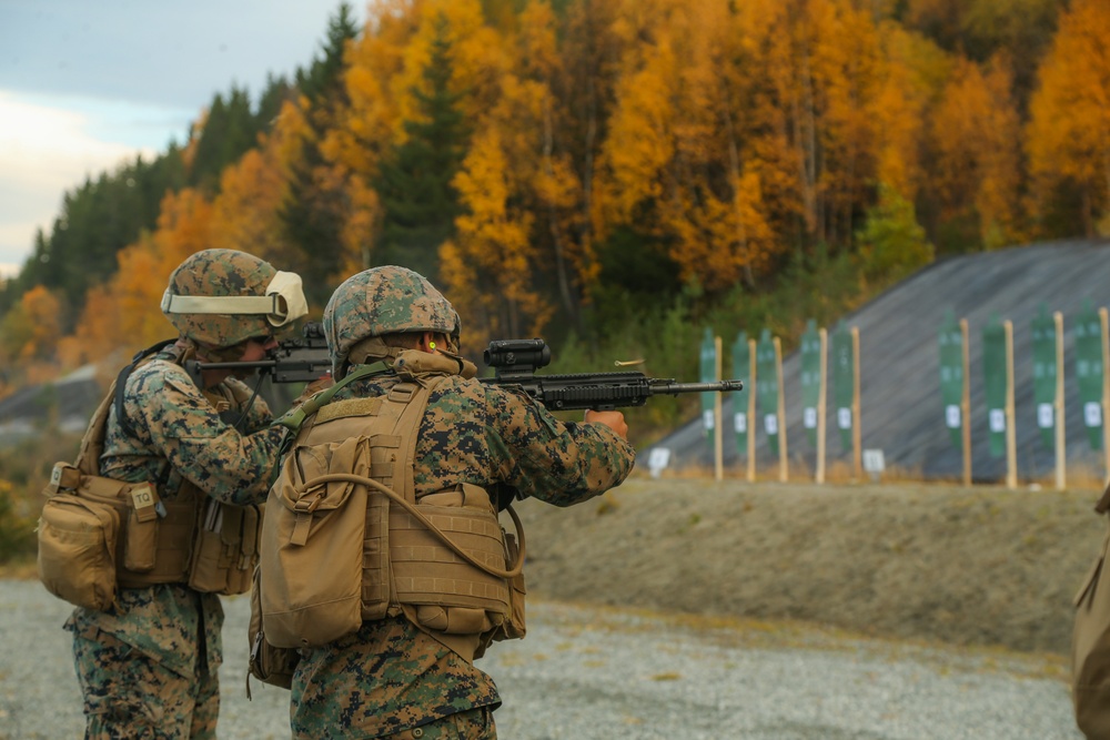 Norwegian Home Guard trains U.S. Marines on Weapons