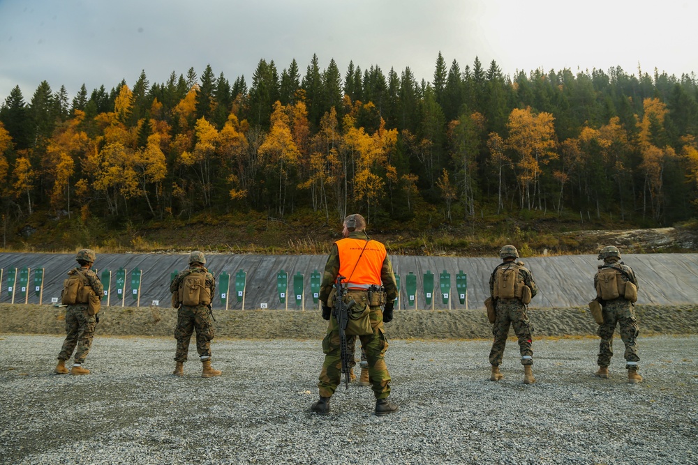 Norwegian Home Guard trains U.S. Marines on Weapons