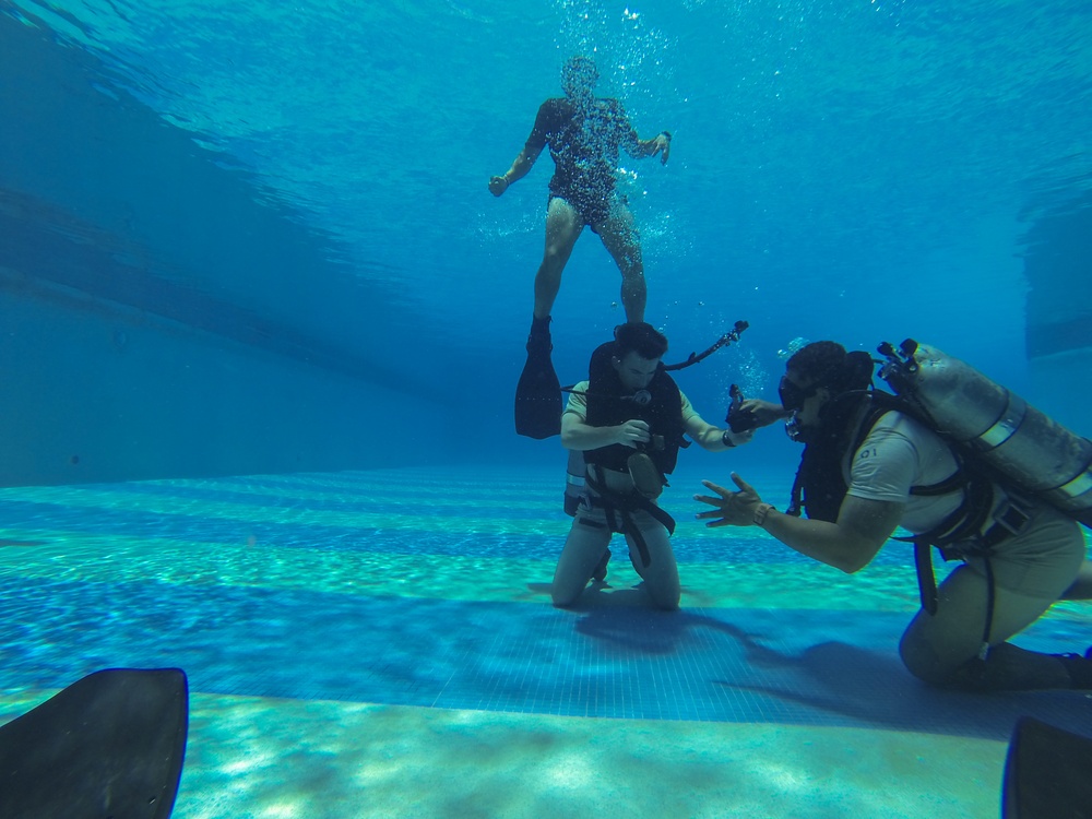 Soldiers Attend the U.S. Army Special Forces Combat Diver Qualification Course