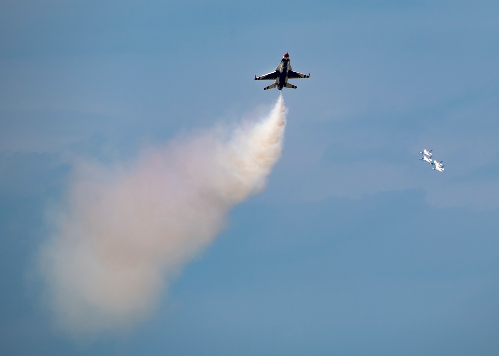 U.S. Air Force Thunderbirds perform at the Fort Worth Alliance Air Show