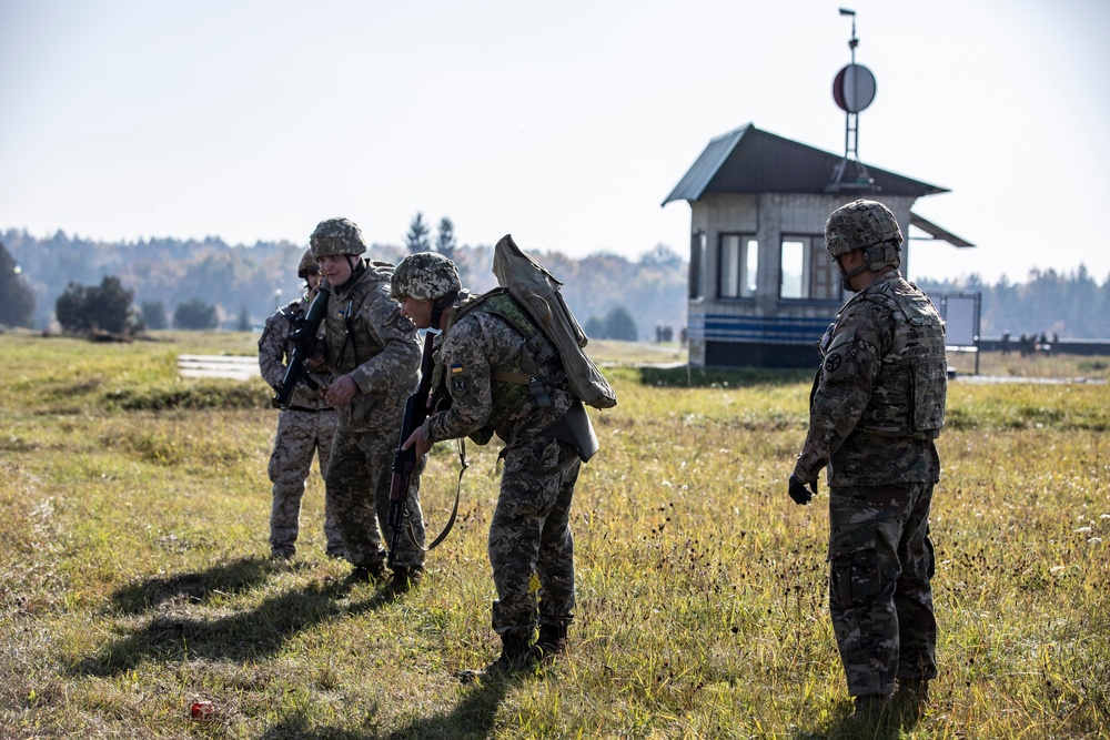 Soldiers from the 278th ACR oversee new rotational unit in Ukraine.