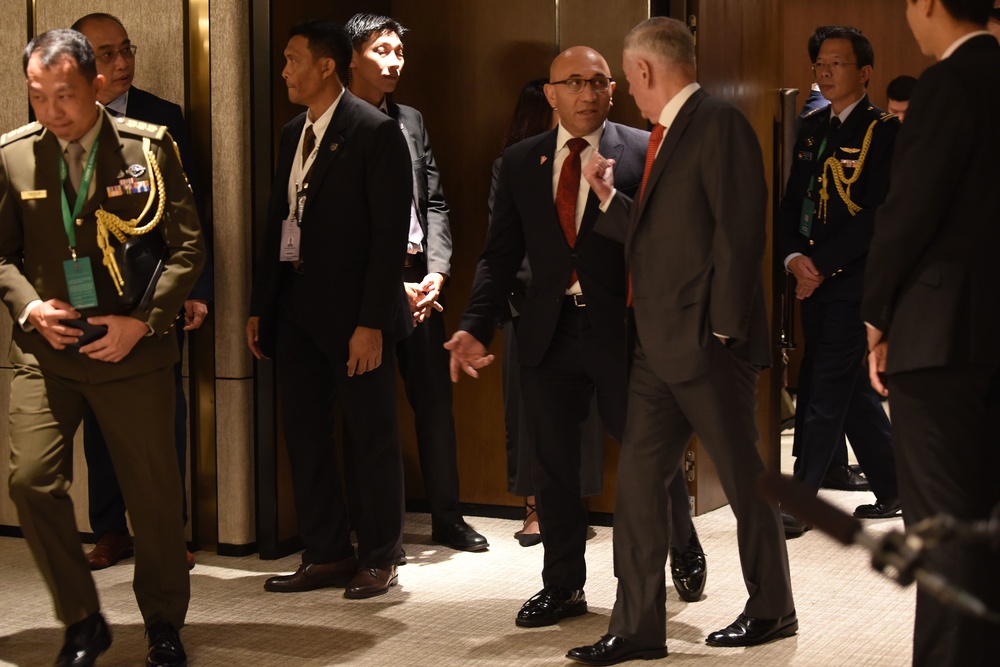 Mattis Attends ASEAN Leaders’ Lunch in Singapore