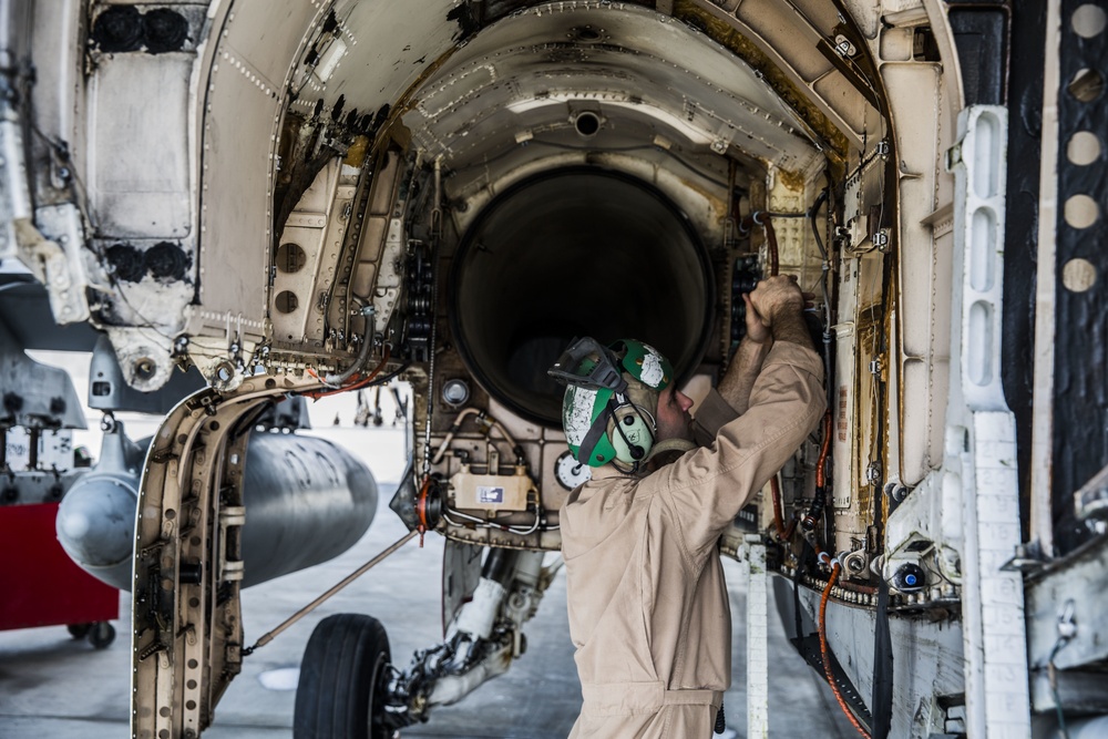 F/A-18 Engine Install