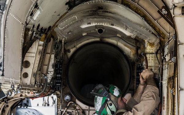 F/A-18 Engine Install