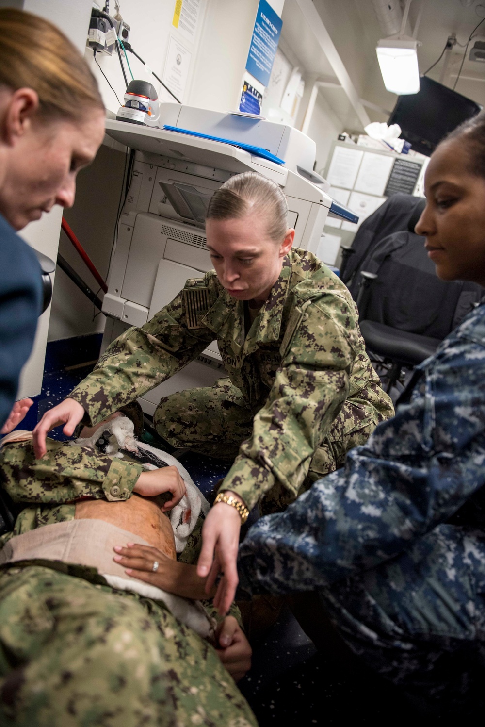 Sailors Treat Simulated Wounds
