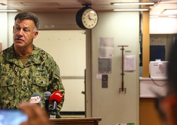 Ecuadorian Minister of Defense Visits USNS Comfort