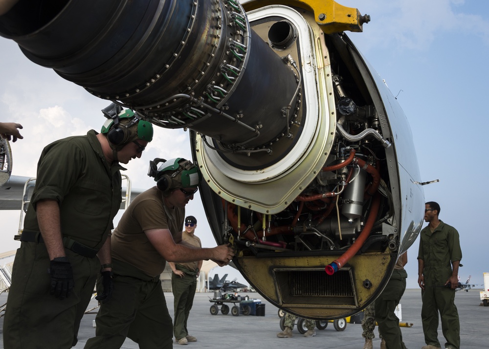 VP-46 crew swaps P-3C Orion engine