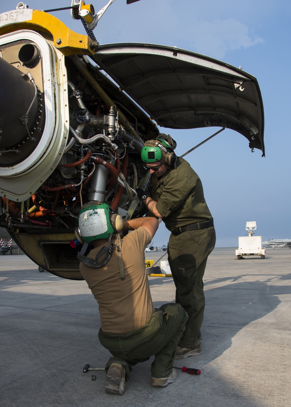 VP-46 crew swaps P-3C Orion engine