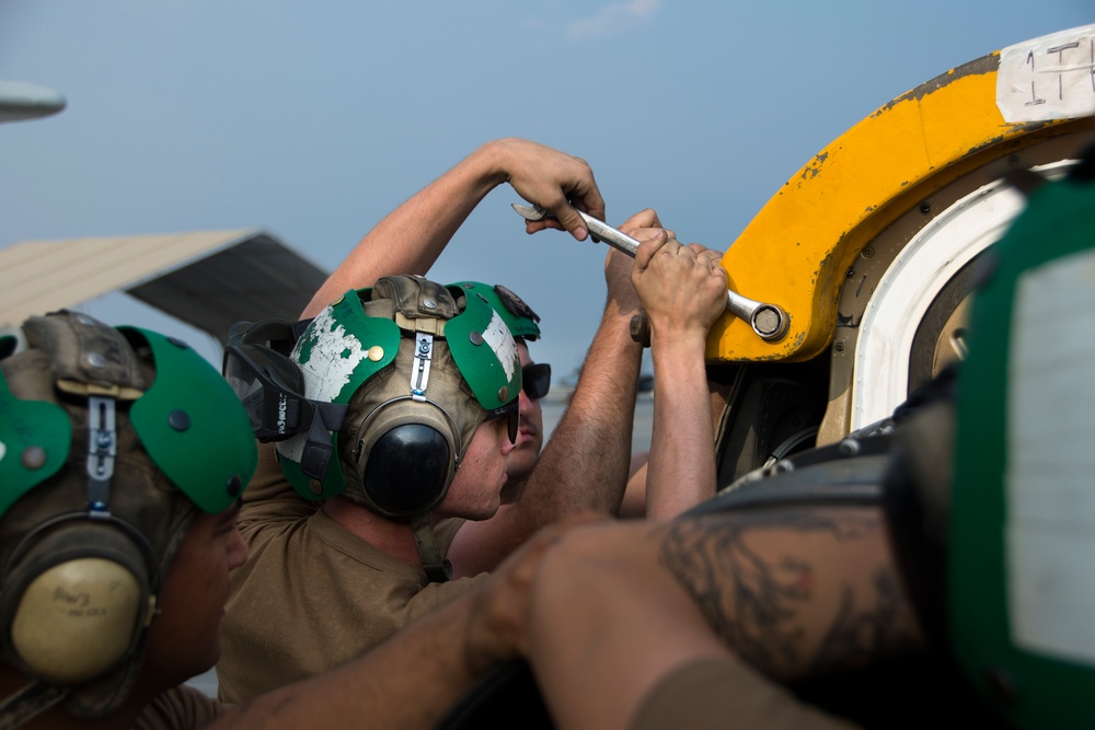 VP-46 crew swaps P-3C Orion engine