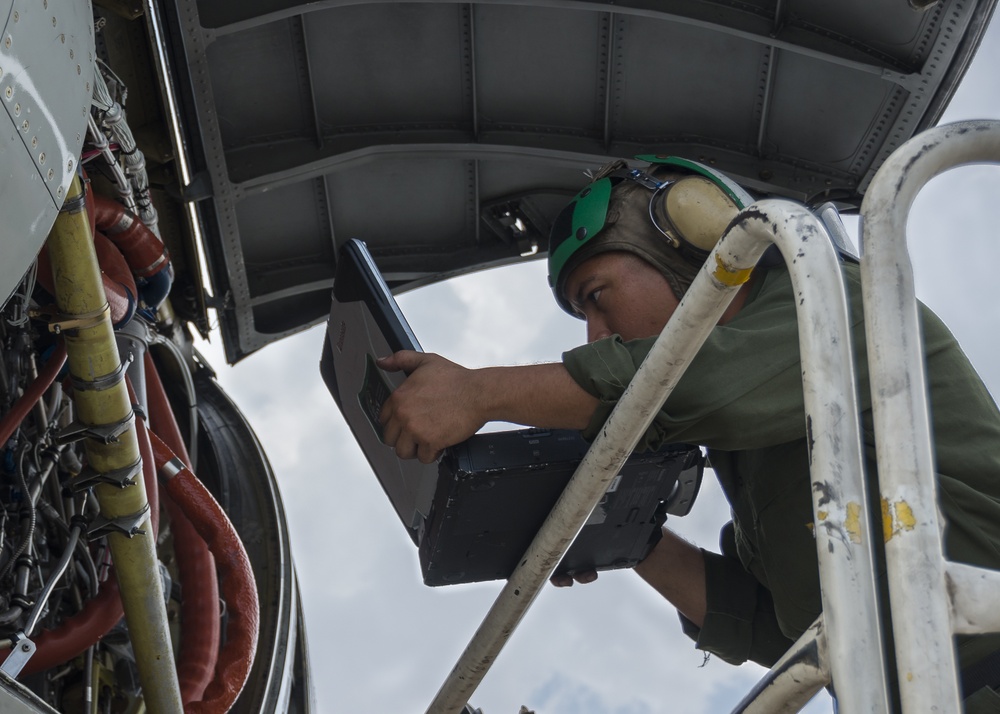 VP-46 crew swaps P-3C Orion engine