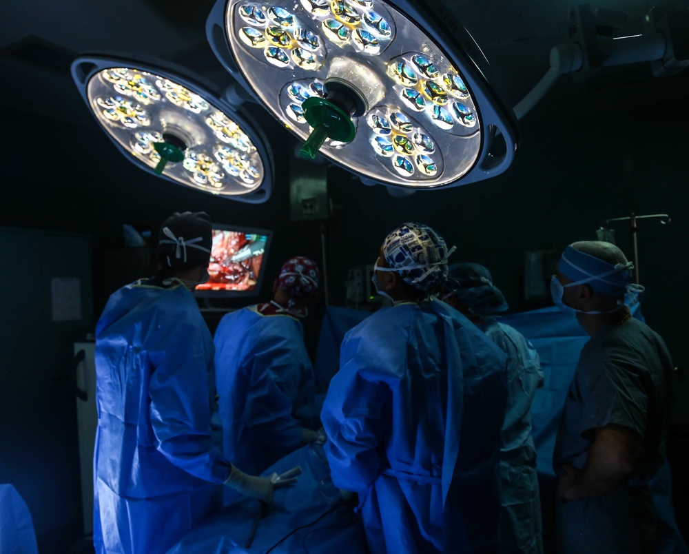USNS Comfort Surgeons Perform a Gallbladder Surgery