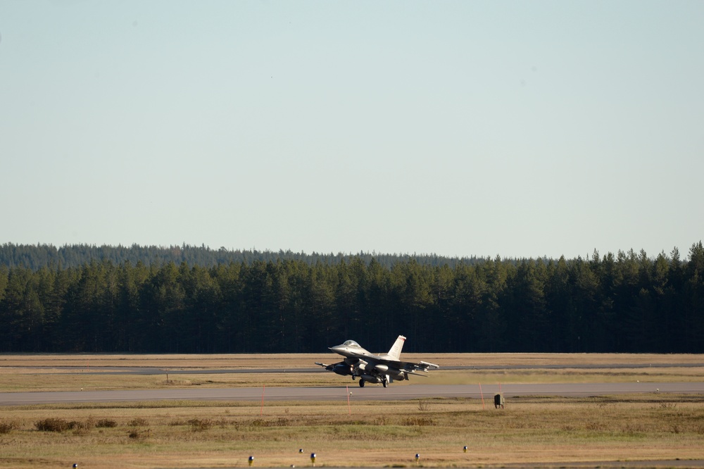 F-16s arrive for Trident Juncture 2018