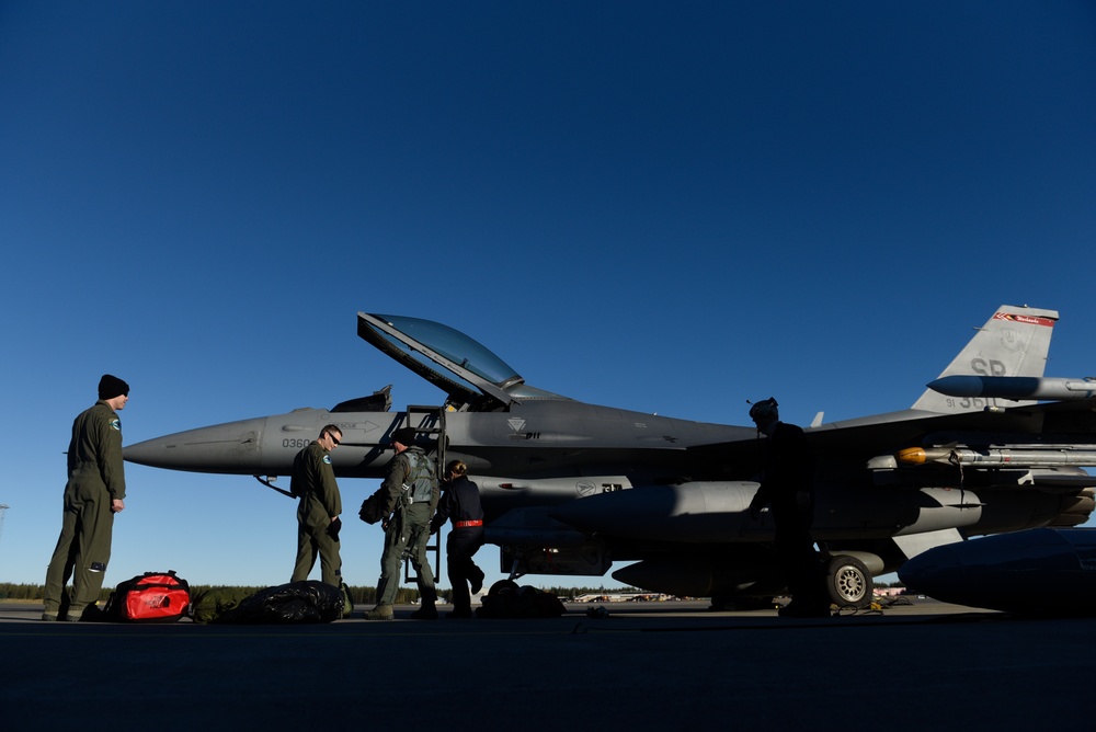 F-16s arrive for Trident Juncture 2018