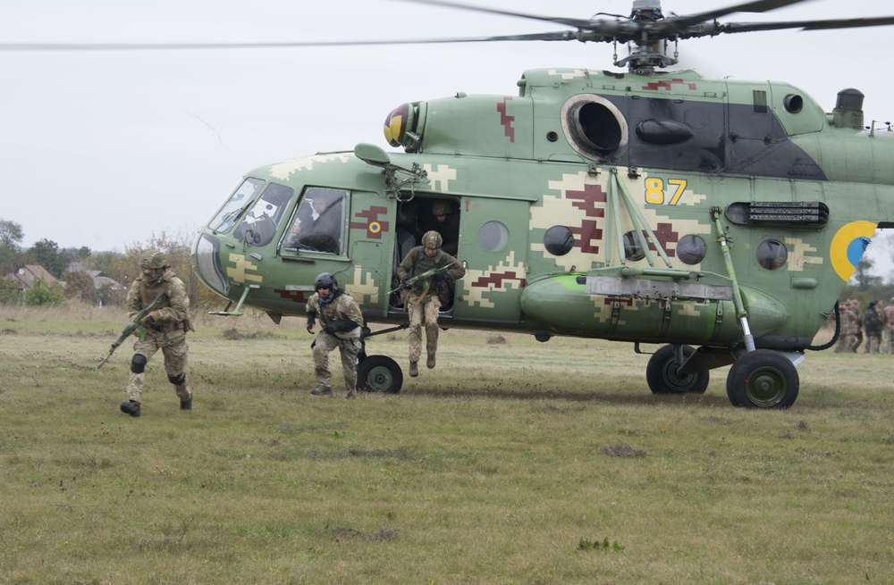 Pararescuemen Take Their Training to Ukraine for Clear Sky 2018