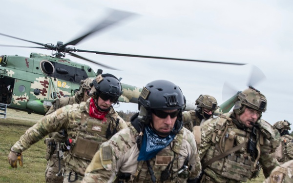 Pararescuemen Take Their Training to Ukraine for Clear Sky 2018