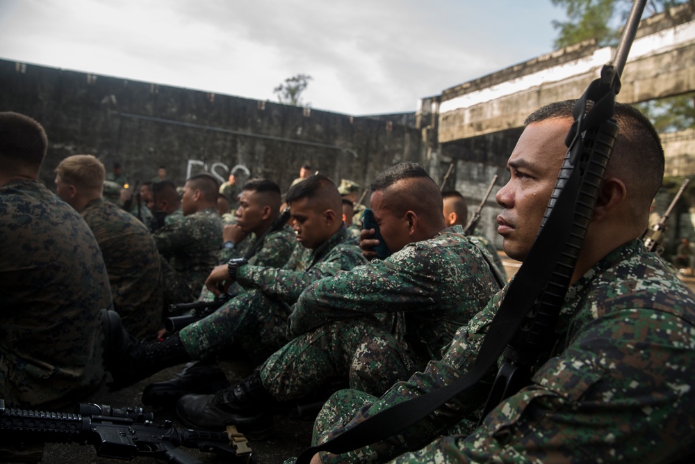 U.S., Philippine Marines conduct urban combat training during KAMANDAG 2