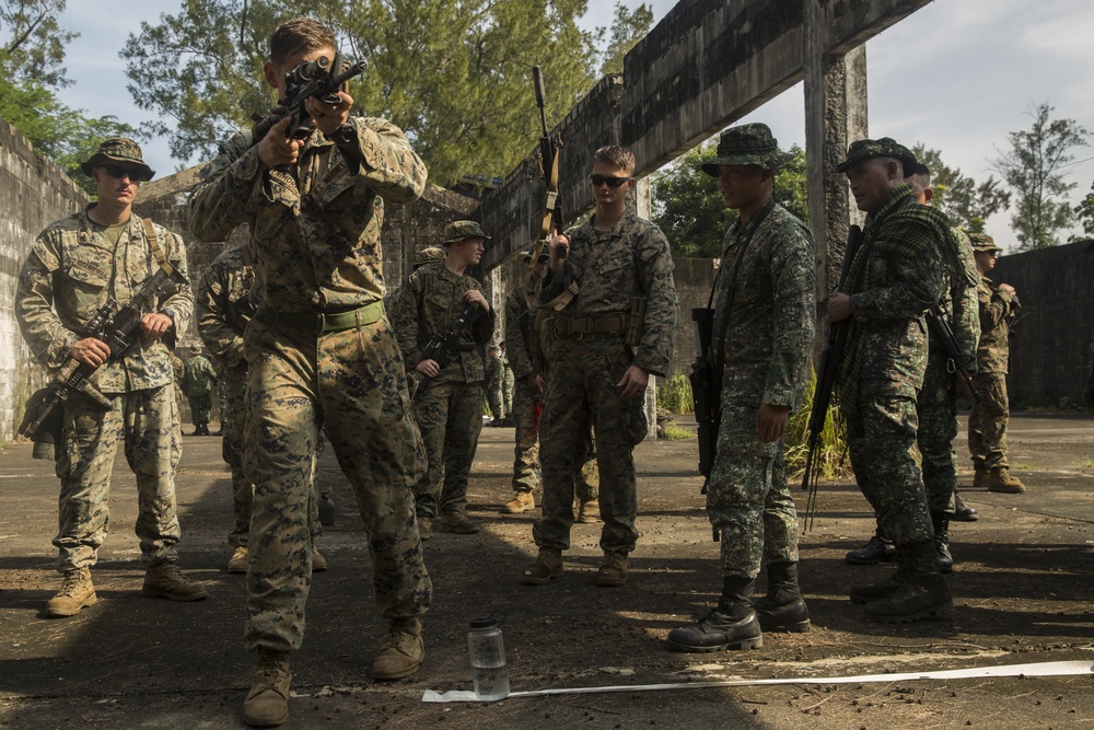 U.S., Philippine Marines conduct urban combat training during KAMANDAG 2