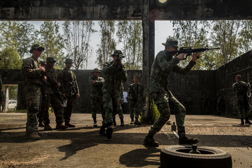 U.S., Philippine Marines conduct urban combat training during KAMANDAG 2