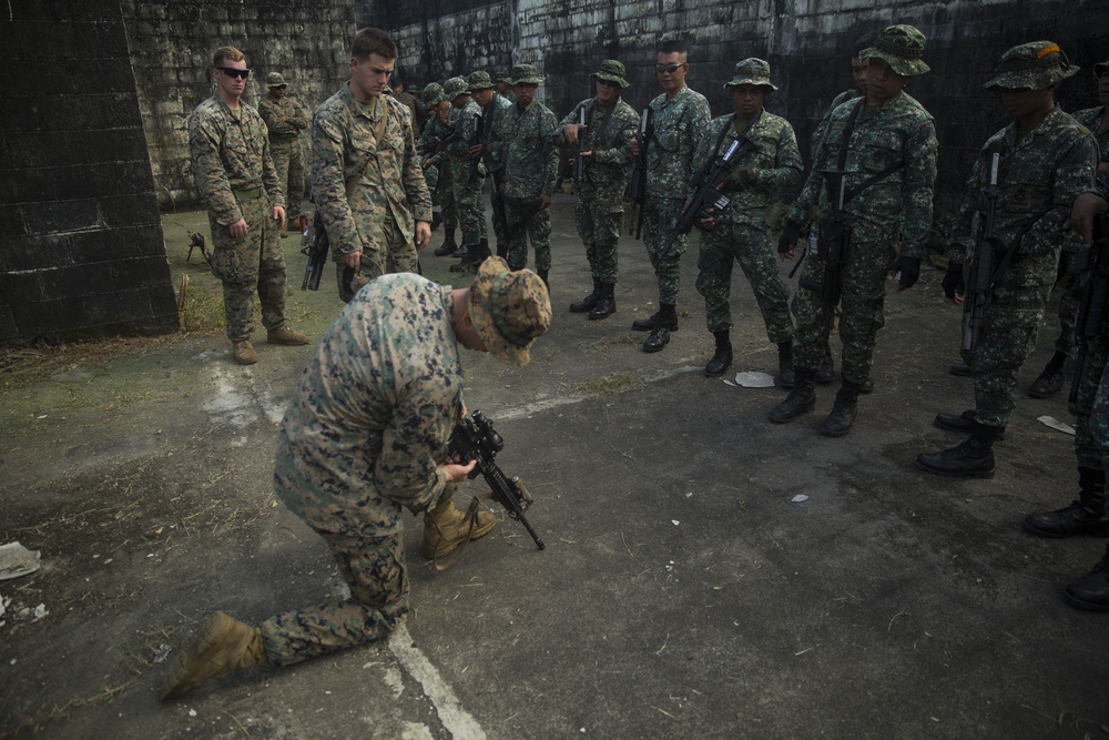 U.S., Philippine Marines conduct urban combat training during KAMANDAG 2