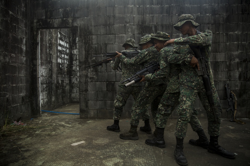 U.S., Philippine Marines conduct urban combat training during KAMANDAG 2