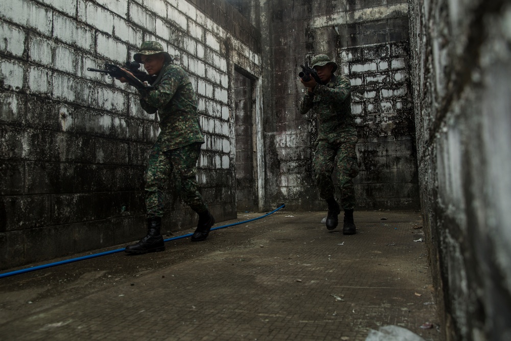 U.S., Philippine Marines conduct urban combat training during KAMANDAG 2