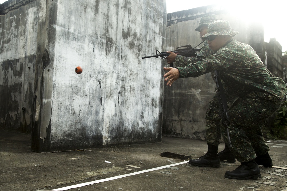 U.S., Philippine Marines conduct urban combat training during KAMANDAG 2