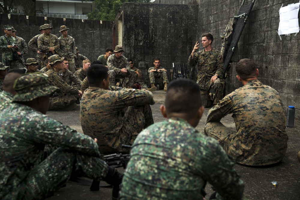 U.S., Philippine Marines conduct urban combat training during KAMANDAG 2