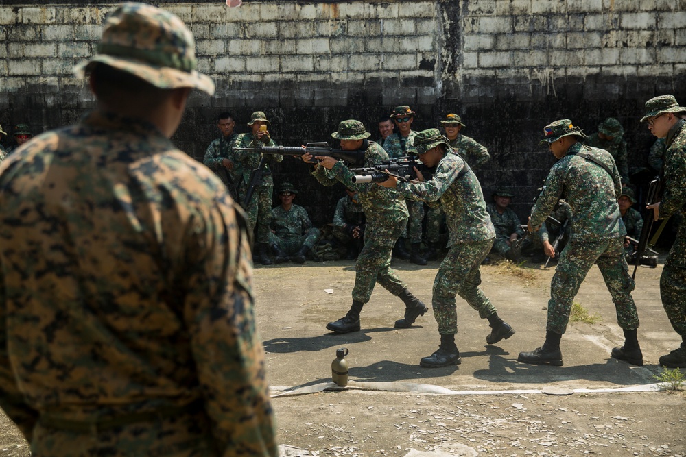 U.S., Philippine Marines conduct urban combat training during KAMANDAG 2