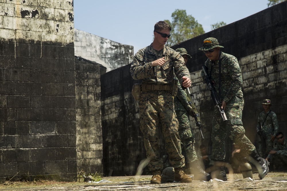 U.S., Philippine Marines conduct urban combat training during KAMANDAG 2