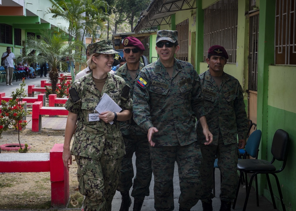 Ecuadoran Army General Rubio Roberto Tours One of Two Medical Sites