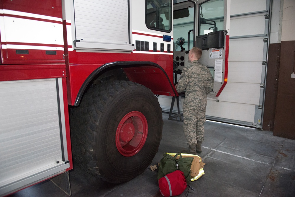 Air Force Fire Chief visits 424th ABS