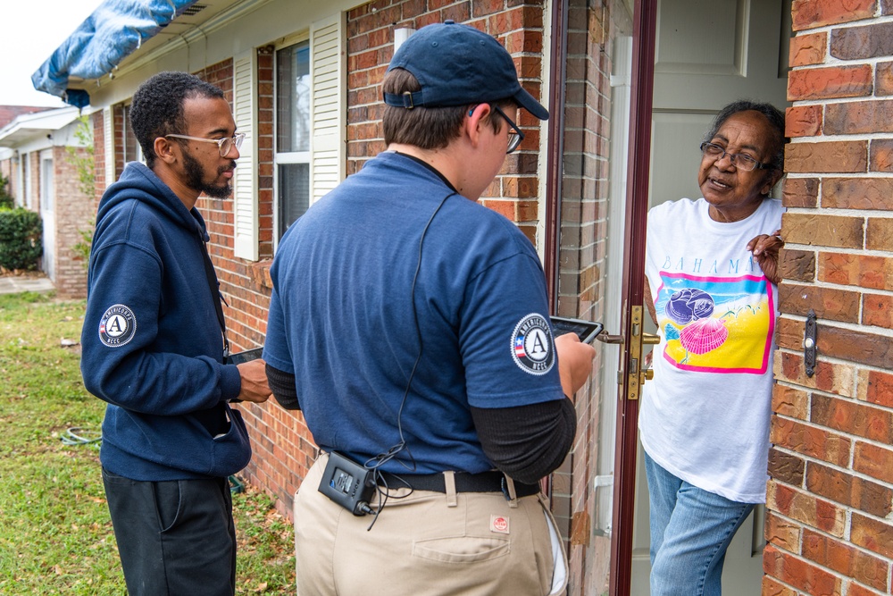 DSA Teams Help esidents Register For Aid