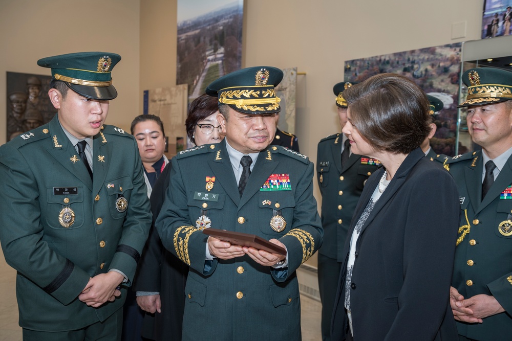 Chairman of the Republic of Korea Joint Chiefs of Staff Gen. Park Hanki Participates in an Armed Forces Full Honors Wreath-Laying Ceremony at the Tomb of the Unknown Soldier