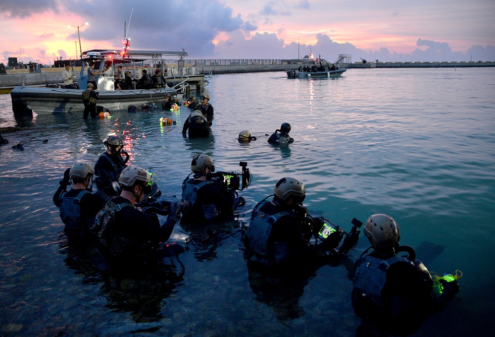 SEALs conduct dive operations in the Gulf of Mexico