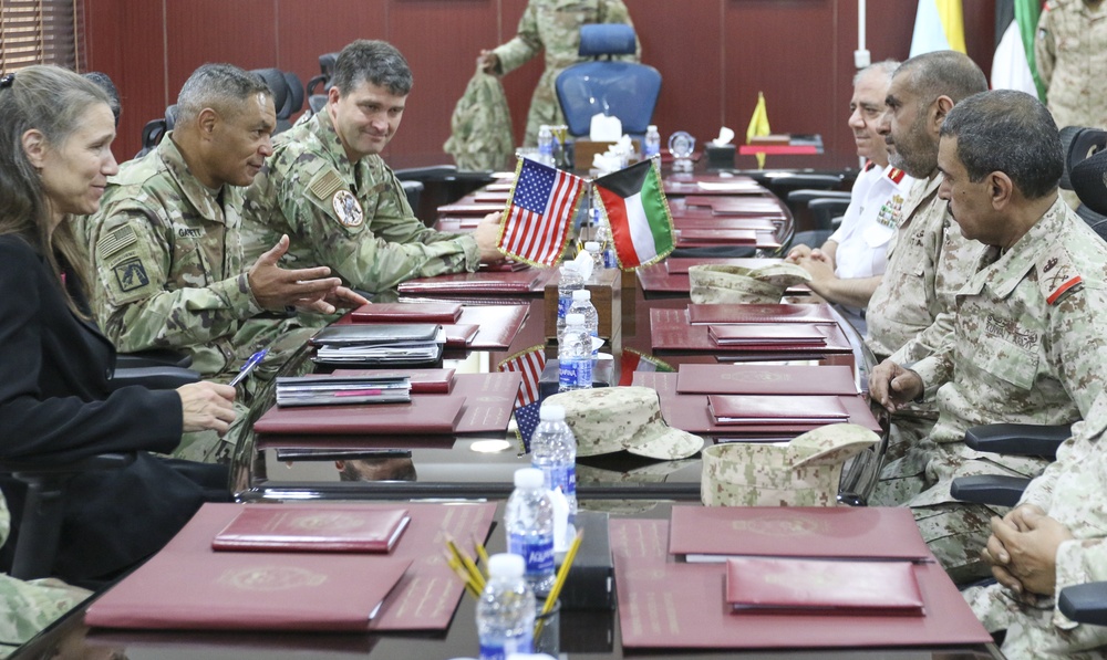 Lt. Gen. Michael X. Garrett Meets With Commanders of Kuwait Land and Naval Forces