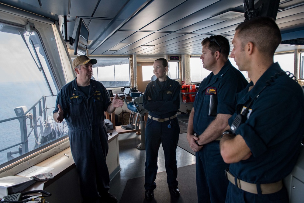 USS Jason Dunham visits USS Lewis B. Puller