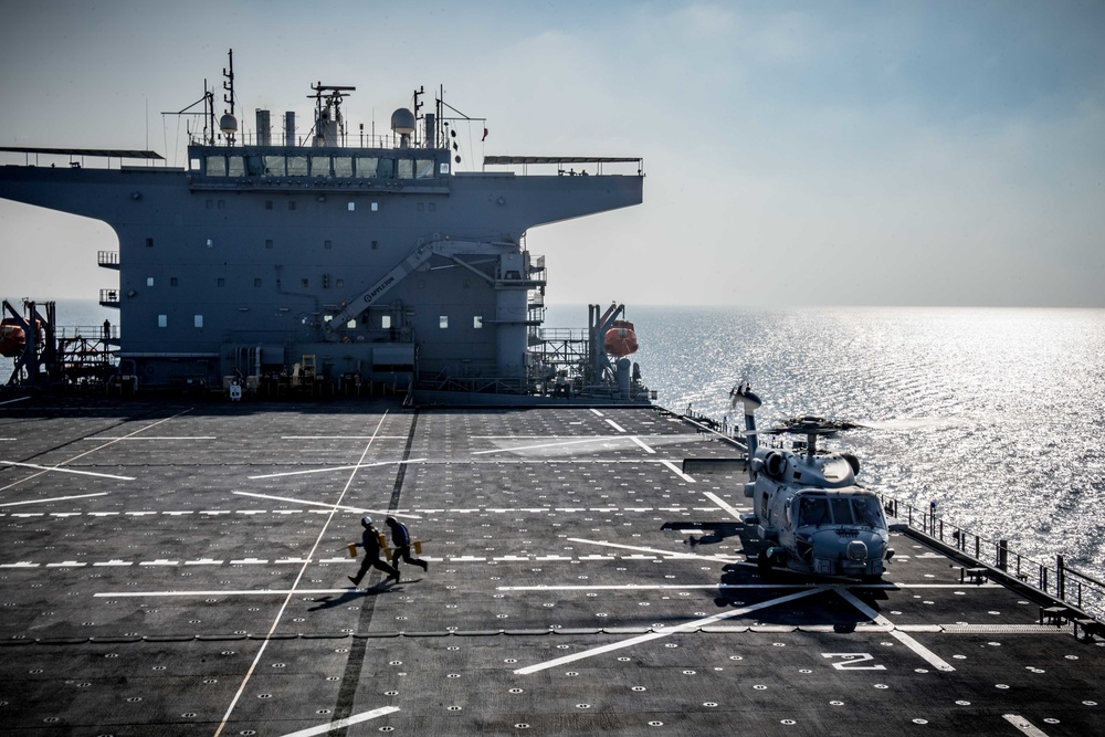 USS Jason Dunham visits USS Lewis B. Puller