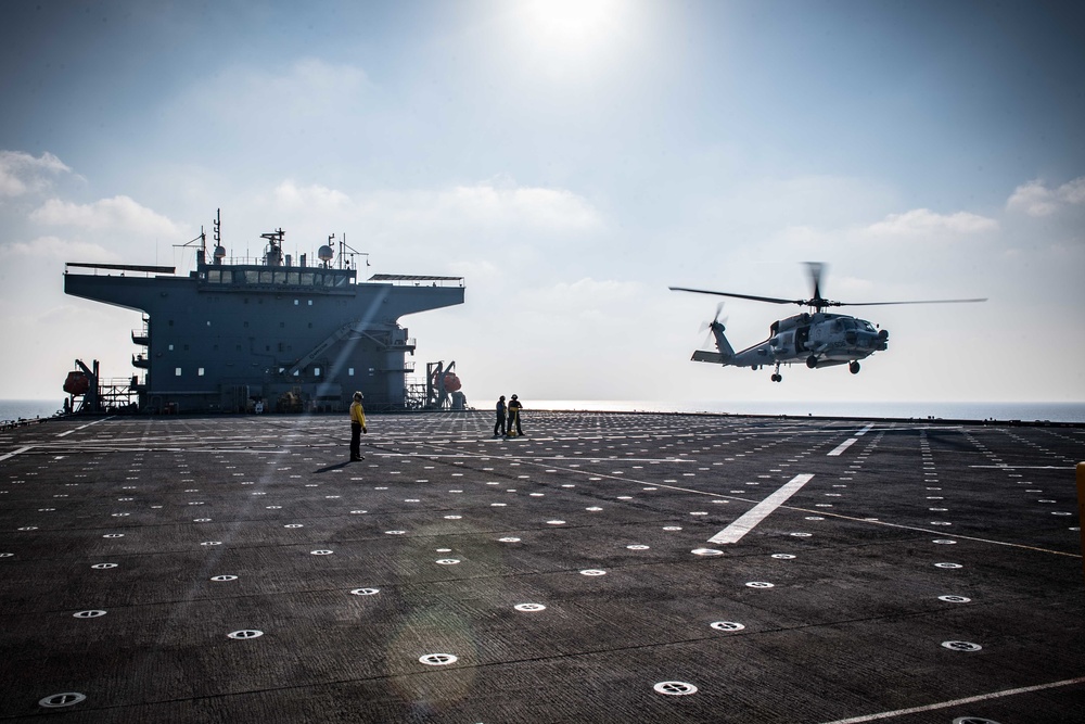 USS Jason Dunham visits USS Lewis B. Puller