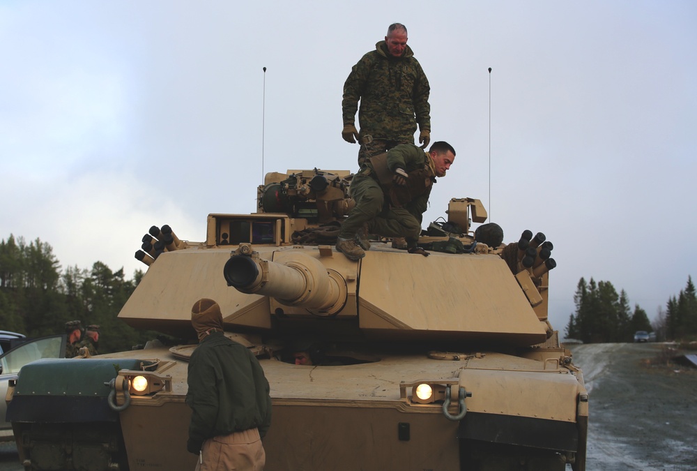 Trident Juncture 18 - Lt. Gen. Mark A. Brilakis visits 2nd MarDiv Marines in Norway