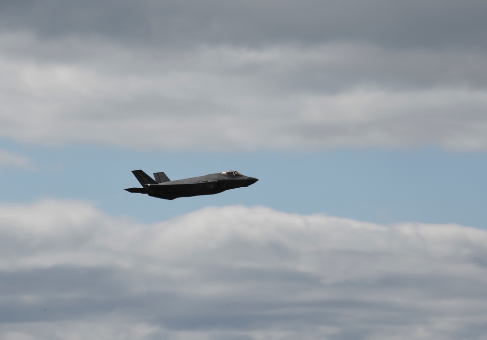 Hurlburt Field hosts aerial demonstration for recent MOH recipient