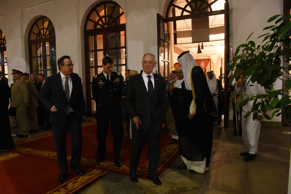 Mattis Attends Dinner With Bahrain’s King