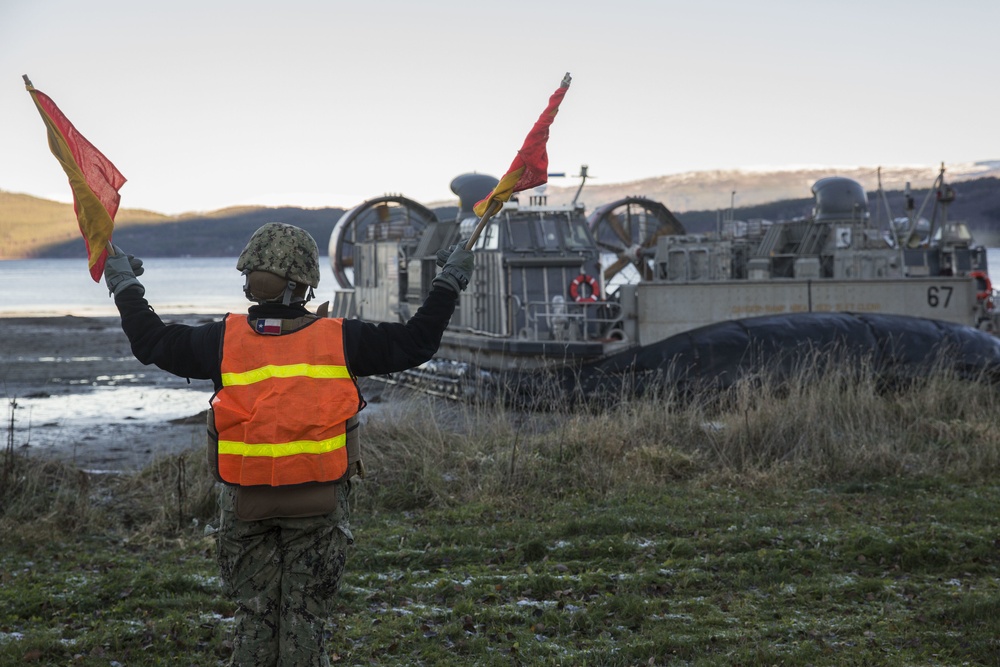 24th MEU executes amphibious landing during Trident Juncture 18