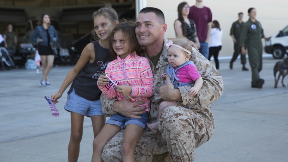 VMM-164 returns from deployment, reunite with loved ones