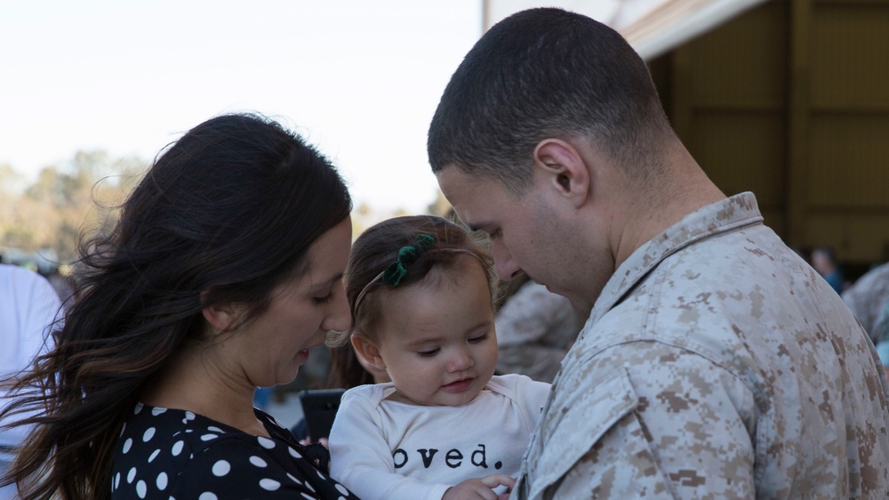 VMM-164 returns from deployment, reunite with loved ones