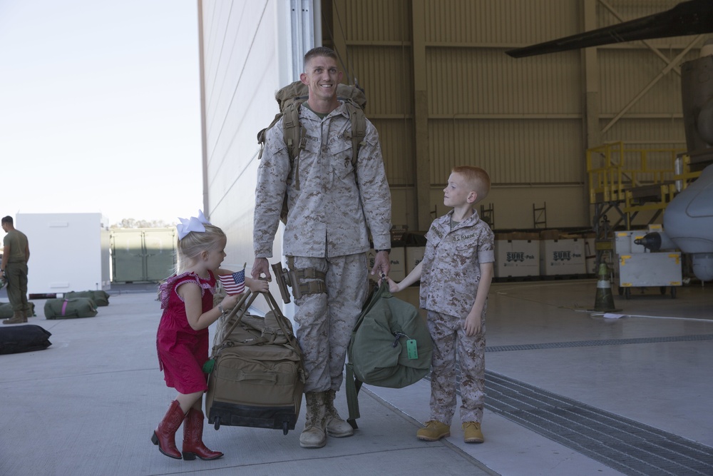 VMM-164 returns from deployment, reunite with loved ones