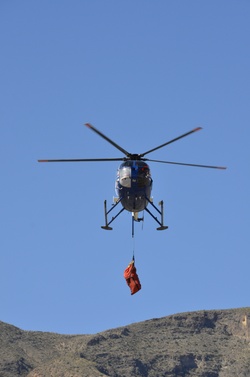 Airlifting a sheep [Image 2 of 4]